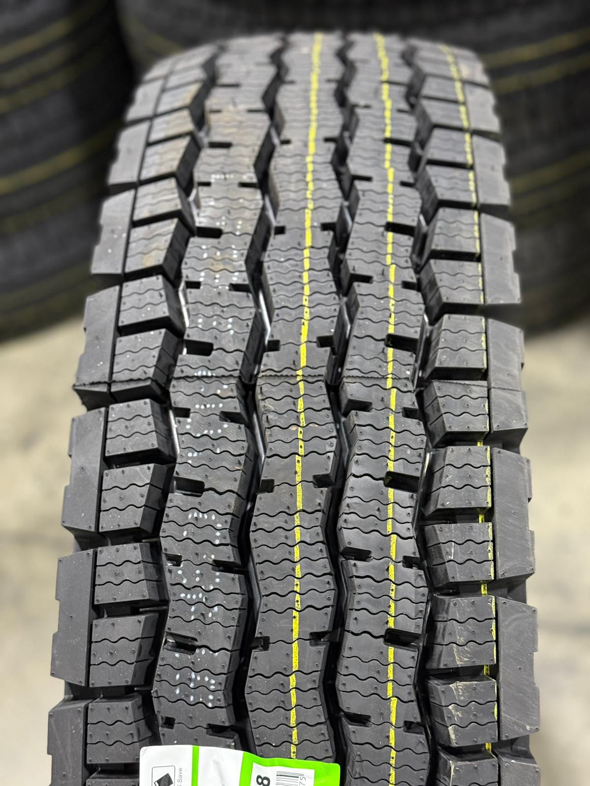 ALL SEASON TRUCK DRIVE TIRE 11R22.5